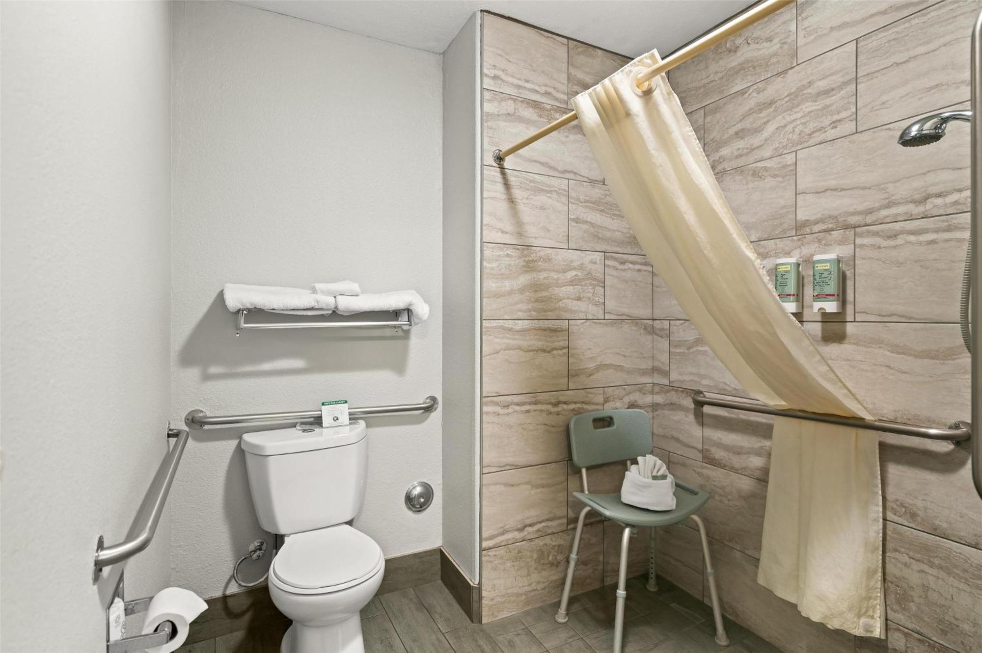 Chambre Lit Queen-size avec Douche Accessible en Fauteuil Roulant -Adaptée aux Personnes à Mobilité Réduite